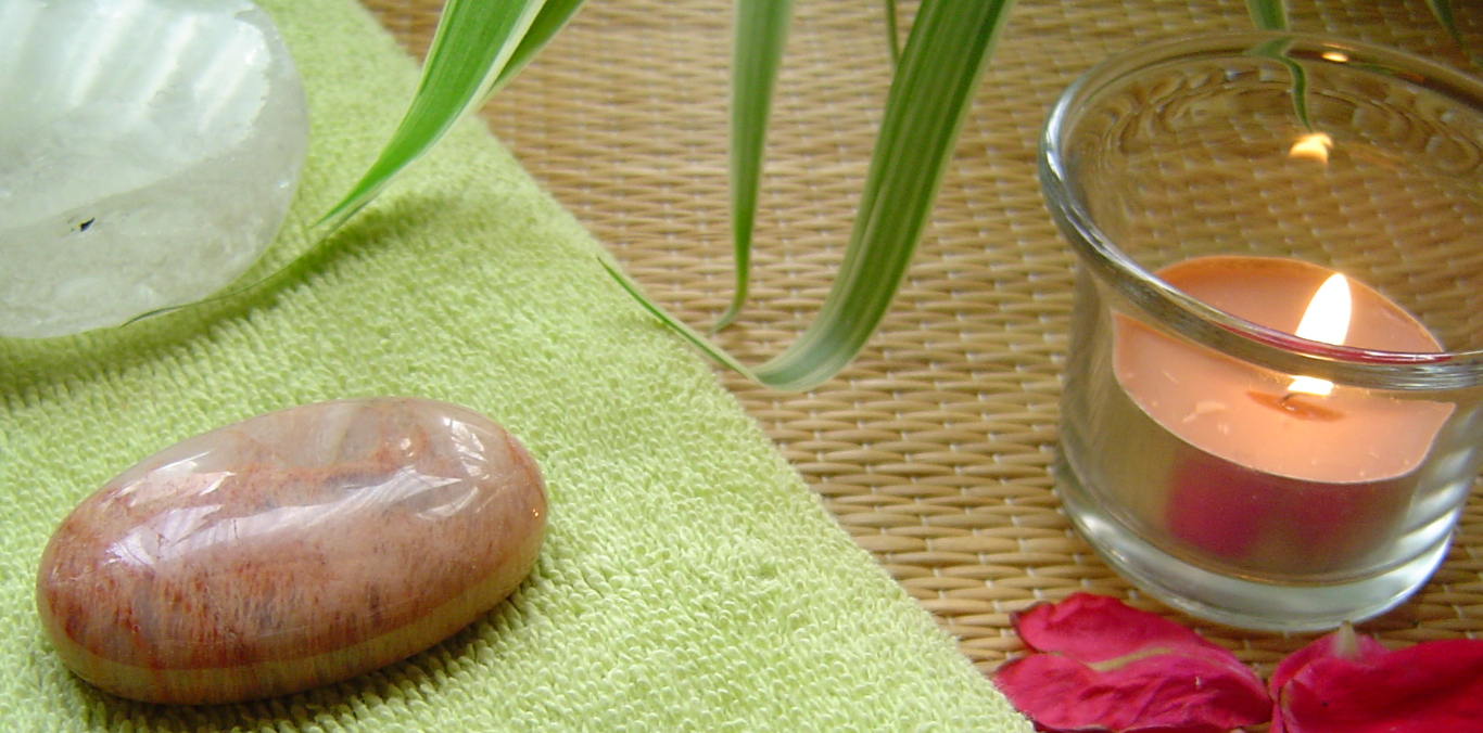 Entspannung für Körper und Seele Kerze brennt entspannende Atmosphäre